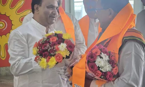 रायपुर पहुंचे राधामोहन दास अग्रवाल का डॉ सलीम राज ने किया स्वागत