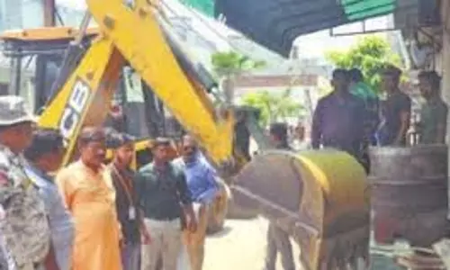 Bareilly: जगतपुर में अतिक्रमण पर चला बुलडोजर, दुकानदारों से हुई तीखी झड़प
