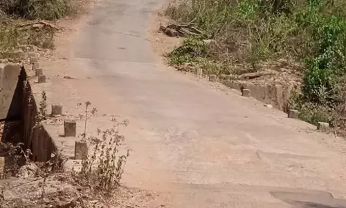 मानसून के दौरान पुल डूबने से ग्रामीणों का विरोध प्रदर्शन मानसून के दौरान पुल डूबने से ग्रामीणों का विरोध प्रदर्शन