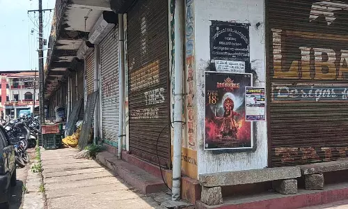 नगर पंचायत की उपेक्षा: दशकों से खंडहर में पड़ी है दुकान