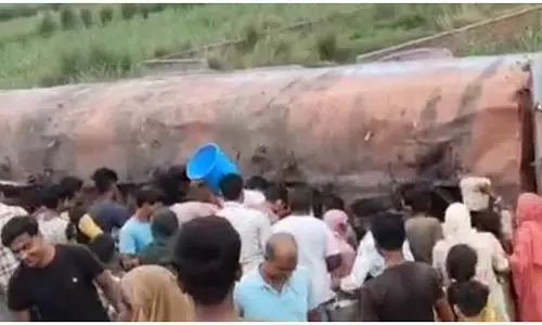 तेल टैंकर हादसे का शिकार हुआ, तेल लूटने की होड़ लग गई, देखती रह गई पुलिस
