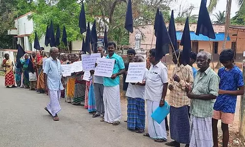 काले झंडे लहराकर विरोध जताया, ग्राम सभा की बैठक का बहिष्कार किया काले झंडे लहराकर विरोध जताया, ग्राम सभा की बैठक का बहिष्कार किया