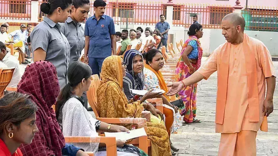 Gorakhpur: सीएम योगी का स्पष्ट संदेश, जनता दरबार में समस्याओं को लेकर अधिकारियों को दी चेतावनी