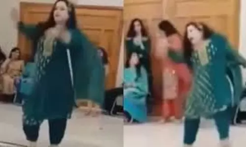 फैमिली फंक्शन में ठुमके लगा रही लड़की औंधे मुंह गिरी, देख Video फैमिली फंक्शन में ठुमके लगा रही लड़की औंधे मुंह गिरी, देख Video
