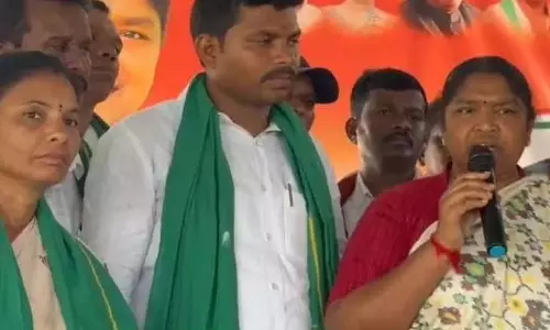 सीतक्का ने केंद्र से नक्सलियों से बातचीत करने का आग्रह किया सीतक्का ने केंद्र से नक्सलियों से बातचीत करने का आग्रह किया