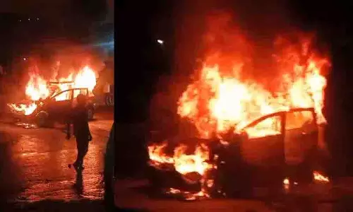 Hyderabad में चलती कार में आग लगने से ड्राइवर बाल-बाल बचा