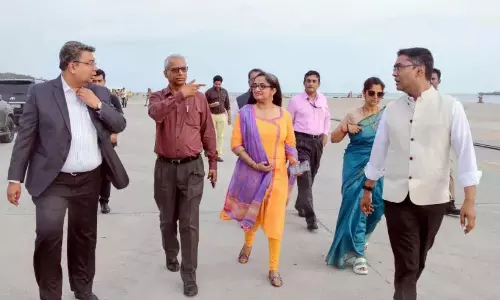 खुले हुए कंटेनर को हटाने में सफलता मिली; रेल और सड़क सम्पर्क का इंतजार