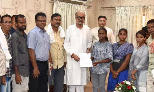 राज्यपाल डेका से मिले नक्सली हिंसा से पीड़ित बस्तर के ग्रामीण राज्यपाल डेका से मिले नक्सली हिंसा से पीड़ित बस्तर के ग्रामीण