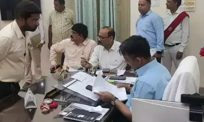 Varanasi: जिलाधिकारी ने सुनी जनता की आवाज, दिए समाधान के निर्देश