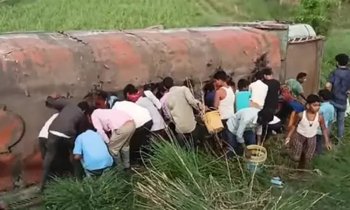 LIVE वीडियो, तेल लूट ले गए ग्रामीण