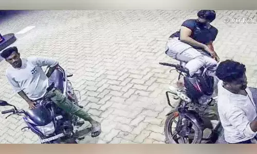 कायमकुलम में पेट्रोल पंप पर हमला; दो कर्मचारी घायल कायमकुलम में पेट्रोल पंप पर हमला; दो कर्मचारी घायल