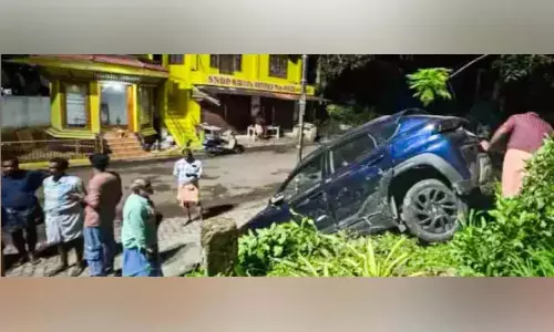 कार नियंत्रण से बाहर हो गई और पलट गई