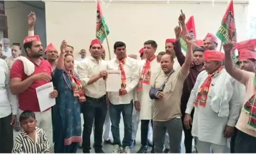 Shamli: करणी सेना के खिलाफ सपा का प्रदर्शन, सांसद रामजीलाल सुमन पर हमले को लेकर नाराज़गी Shamli: करणी सेना के खिलाफ सपा का प्रदर्शन, सांसद रामजीलाल सुमन पर हमले को लेकर नाराज़गी