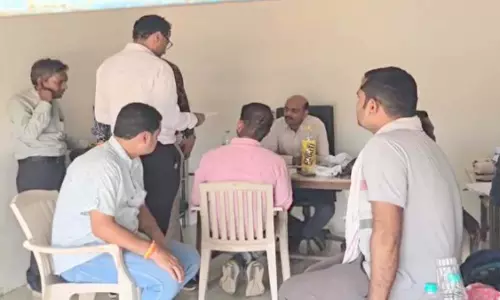 20 हजार रिश्वत रकम के साथ पटवारी अरेस्ट 20 हजार रिश्वत रकम के साथ पटवारी अरेस्ट