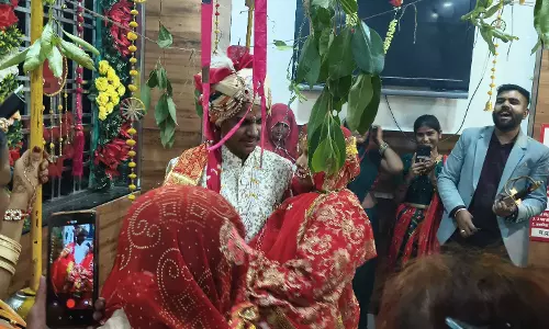 अनोखी शादी हुई, दुल्हन की तबीयत खराब होने पर दूल्हा बैंड-बाजे के साथ अस्पताल पहुंचा अनोखी शादी हुई, दुल्हन की तबीयत खराब होने पर दूल्हा बैंड-बाजे के साथ अस्पताल पहुंचा