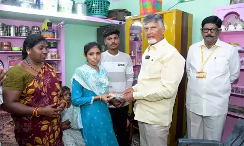 सीएम चंद्रबाबू ने आत्मकुर में पेंशन वितरित की सीएम चंद्रबाबू ने आत्मकुर में पेंशन वितरित की