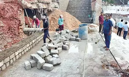 Simhachalam : दीवार के निर्माण में घोर लापरवाही Simhachalam : दीवार के निर्माण में घोर लापरवाही