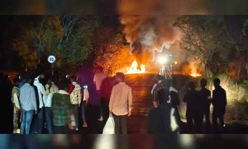 आग की चपेट में आई कार, अंदर थे दूल्हा-दुल्हन, फिर...