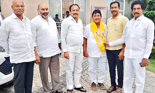 चिराला नगरपालिका अध्यक्ष TDP में शामिल हुए