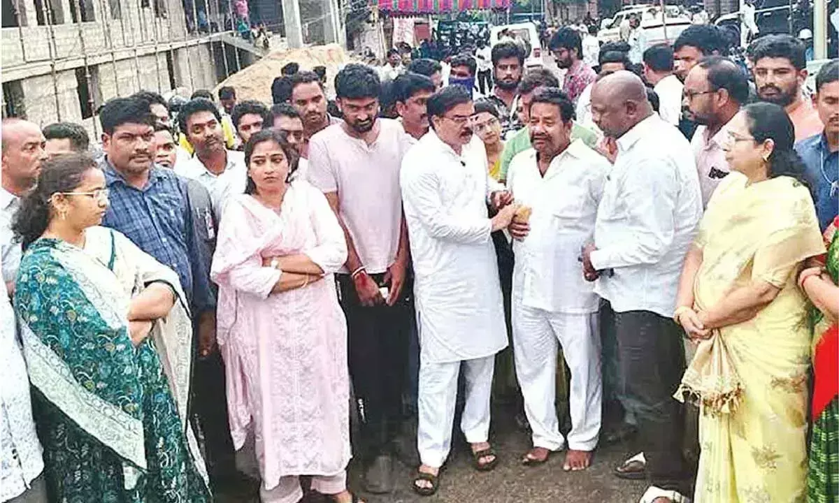Andhra: मंत्रियों ने सिंहाचलम पीड़ितों को हरसंभव सहायता का आश्वासन दिया Andhra: मंत्रियों ने सिंहाचलम पीड़ितों को हरसंभव सहायता का आश्वासन दिया