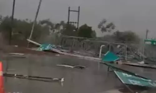 सिमगा रोड में टोल नाके का शेड आंधी तूफान से गिरा, आवागमन प्रभावित सिमगा रोड में टोल नाके का शेड आंधी तूफान से गिरा, आवागमन प्रभावित