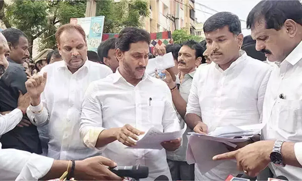 Jagan ने सिंहाचलम के पीड़ितों के परिजनों को एक करोड़ रुपये की अनुग्रह राशि देने की मांग की Jagan ने सिंहाचलम के पीड़ितों के परिजनों को एक करोड़ रुपये की अनुग्रह राशि देने की मांग की