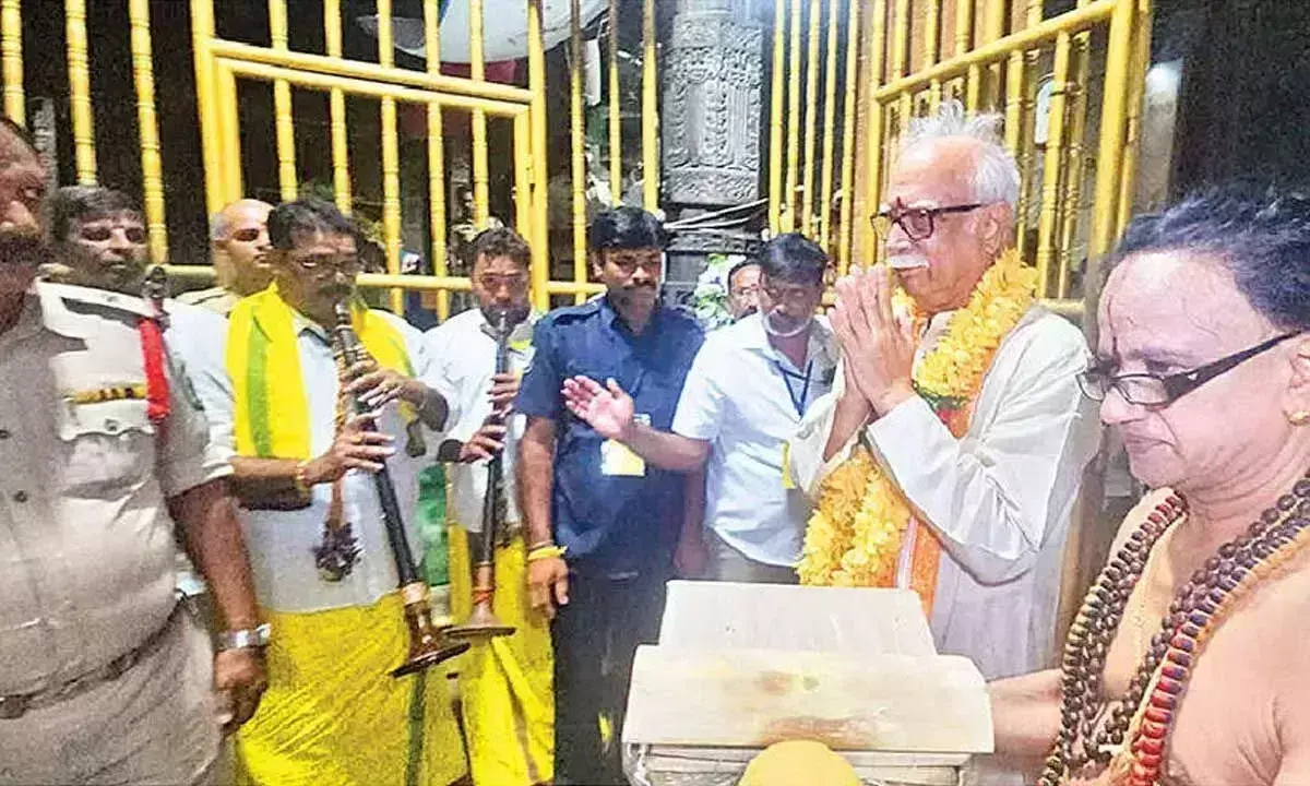 Andhra: भारी बारिश के बावजूद बड़ी संख्या में श्रद्धालुओं ने किए भगवान के निजरूप दर्शन