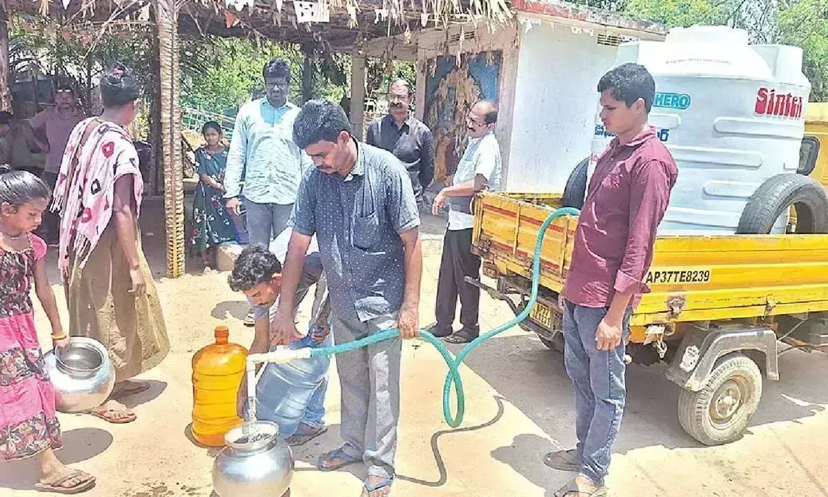 Andhra: आदिवासियों की प्यास बुझाने के लिए नादेंदला हरकत में आए Andhra: आदिवासियों की प्यास बुझाने के लिए नादेंदला हरकत में आए
