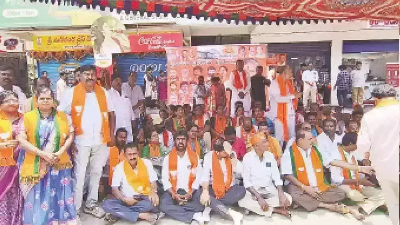 Telangana: चेरलापल्ली स्टेशन पर सुविधाओं की मांग को लेकर भाजपा ने किया प्रदर्शन
