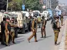 Jammu-Kashmir: आतंकी हमले के बाद पुलिस ने 21 जगहों पर की छापेमारी Jammu-Kashmir: आतंकी हमले के बाद पुलिस ने 21 जगहों पर की छापेमारी