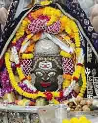 Ujjain : माथे पर त्रिपुंड और गले में कमल गट्टे की माला धारण किए बाबा महाकाल Ujjain : माथे पर त्रिपुंड और गले में कमल गट्टे की माला धारण किए बाबा महाकाल
