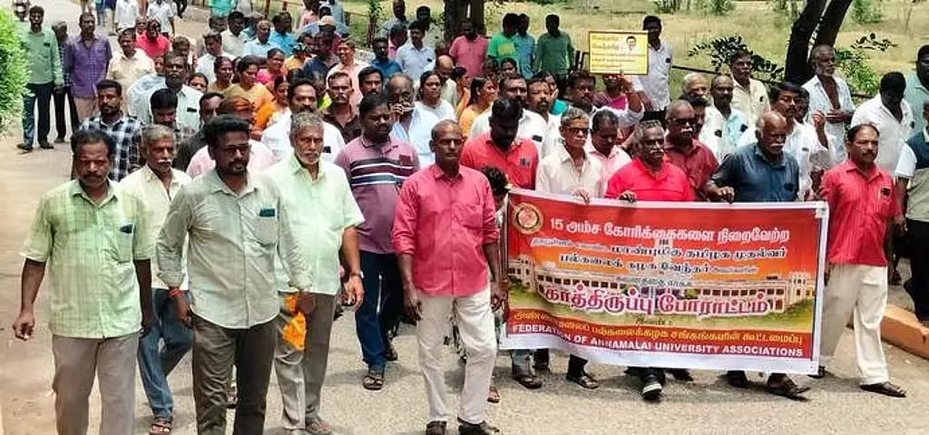 अन्नामलाई विश्वविद्यालय के शिक्षकों ने प्रतीक्षा-और-देखो विरोध प्रदर्शन, मई दिवस रैली में भाग लिया अन्नामलाई विश्वविद्यालय के शिक्षकों ने प्रतीक्षा-और-देखो विरोध प्रदर्शन, मई दिवस रैली में भाग लिया