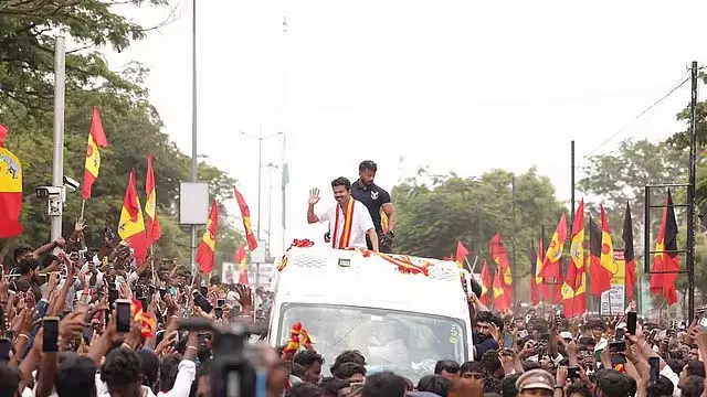 शूटिंग के लिए मदुरै की यात्रा: स्वयंसेवकों का अनुसरण न करें - Vijay शूटिंग के लिए मदुरै की यात्रा: स्वयंसेवकों का अनुसरण न करें - Vijay
