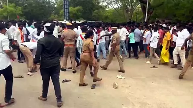 मदुरै एयरपोर्ट: विजय के प्रशंसकों और पुलिस के बीच झड़प मदुरै एयरपोर्ट: विजय के प्रशंसकों और पुलिस के बीच झड़प