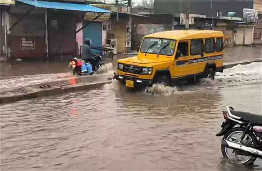 Haryana : तेज आंधी और बारिश, सड़कों पर भरा पानी Haryana : तेज आंधी और बारिश, सड़कों पर भरा पानी