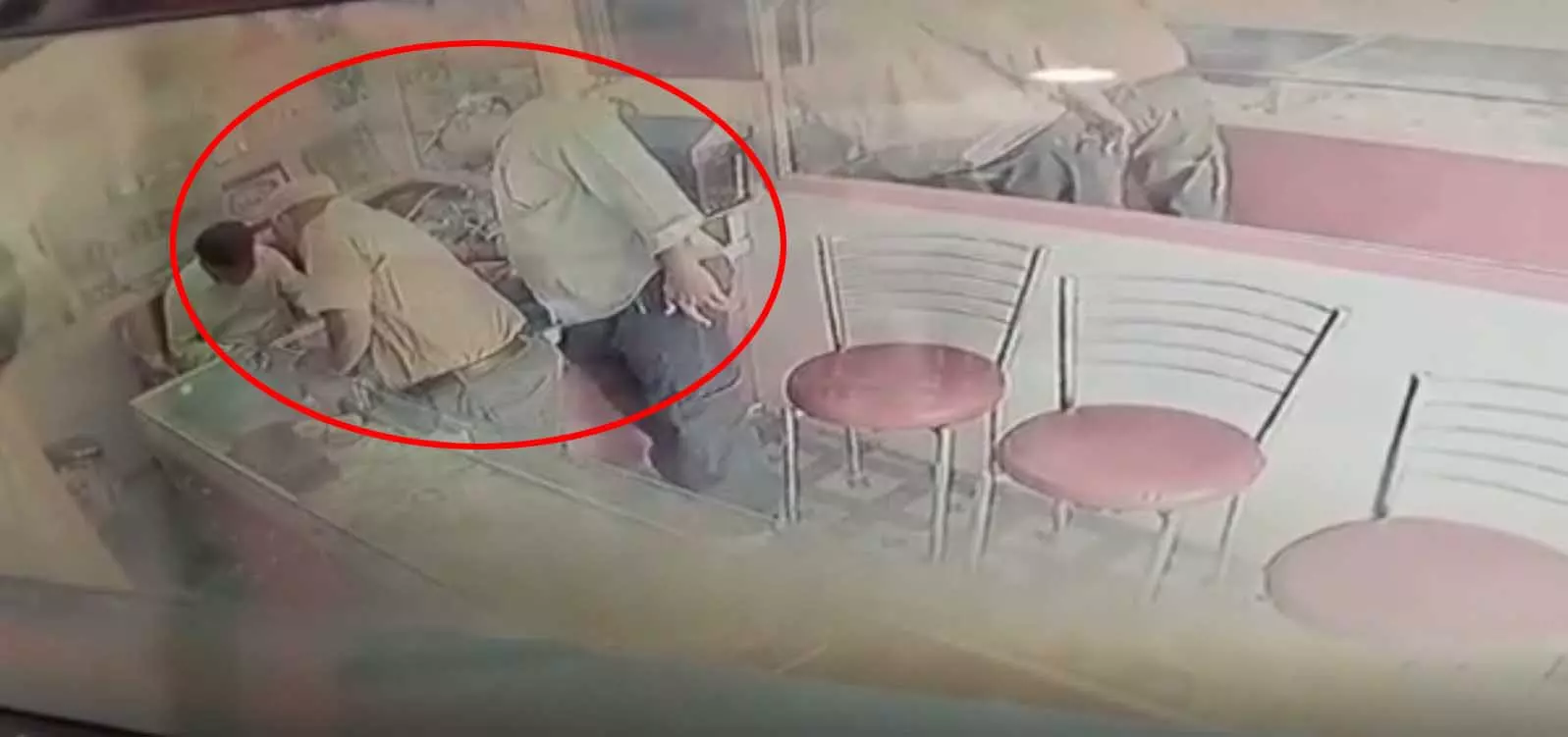 OMG! ज्वेलरी दुकान का LIVE वीडियो, खुद को थानेदार बताने वाले ने कांड कर दिया OMG! ज्वेलरी दुकान का LIVE वीडियो, खुद को थानेदार बताने वाले ने कांड कर दिया