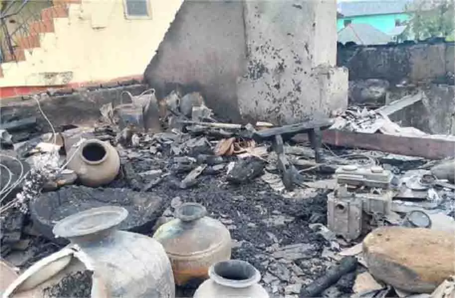 Hamirpur: आसमानी बिजली गिरने से मकान के कमरे जलकर राख Hamirpur: आसमानी बिजली गिरने से मकान के कमरे जलकर राख