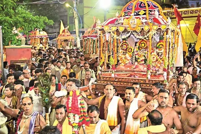अक्षय तृतीया की रात पुरूषोत्तम की चंदनायात्रा निकली अक्षय तृतीया की रात पुरूषोत्तम की चंदनायात्रा निकली
