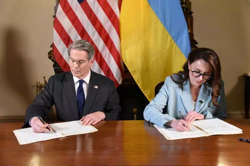Ukraine and US ने खनिज समझौते पर हस्ताक्षर किए; कीव को सुरक्षा सुधार की उम्मीद Ukraine and US ने खनिज समझौते पर हस्ताक्षर किए; कीव को सुरक्षा सुधार की उम्मीद