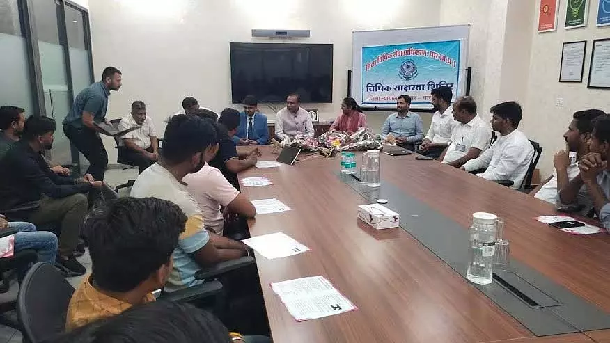 अंतर्राष्ट्रीय मजदूर दिवस पर पीथमपुर में विधिक साक्षरता शिविर का आयोजन अंतर्राष्ट्रीय मजदूर दिवस पर पीथमपुर में विधिक साक्षरता शिविर का आयोजन