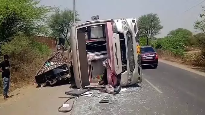 उज्जैन में बस पलटने से गर्भवती महिला समेत छह लोग घायल उज्जैन में बस पलटने से गर्भवती महिला समेत छह लोग घायल
