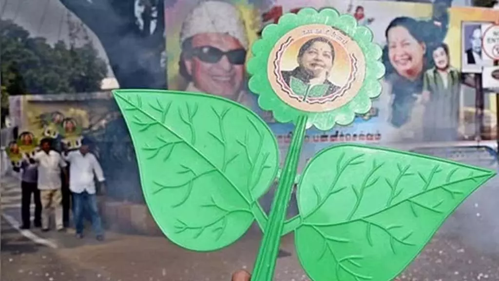 7 मई को शोलिंगनल्लूर में AIADMK का विरोध प्रदर्शन 7 मई को शोलिंगनल्लूर में AIADMK का विरोध प्रदर्शन