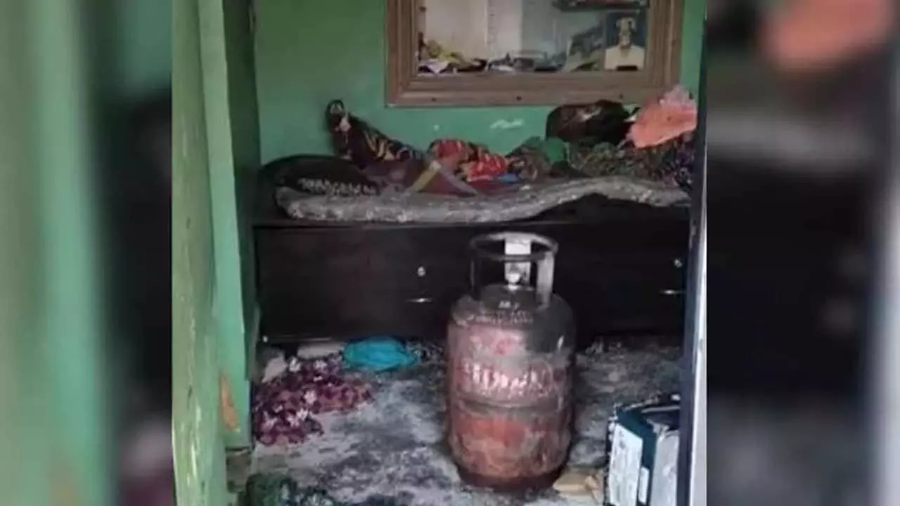 LPG सिलेंडर लीक होने से लगी आग: दो की मौत, चार गंभीर रूप से घायल LPG सिलेंडर लीक होने से लगी आग: दो की मौत, चार गंभीर रूप से घायल