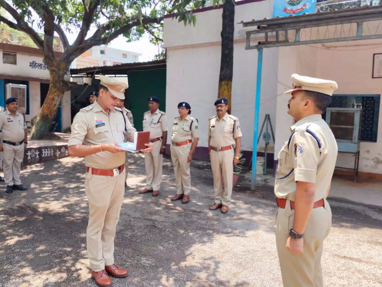 थाना प्रभारी को धमतरी एसपी ने लगाई फटकार थाना प्रभारी को धमतरी एसपी ने लगाई फटकार