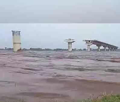 भारी बारिश के कारण चिनाब नदी का जलस्तर बढ़ा भारी बारिश के कारण चिनाब नदी का जलस्तर बढ़ा