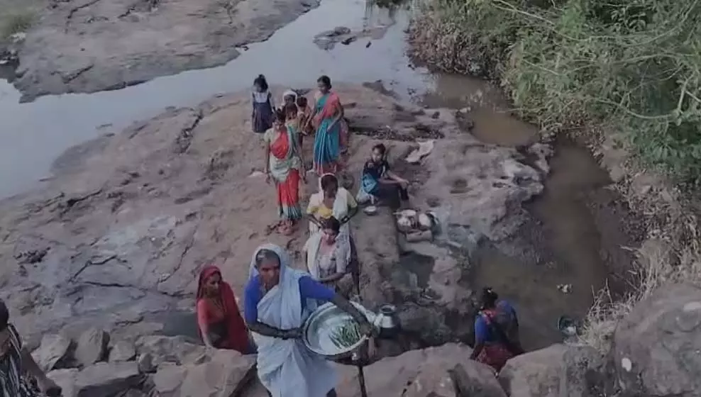 नासिक गांव में पानी के लिए रोना, सरकार से कार्रवाई की मांग नासिक गांव में पानी के लिए रोना, सरकार से कार्रवाई की मांग