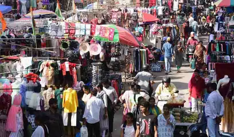 Hyderabad: सार्वजनिक स्थानों पर सुरक्षा मानदंडों की धज्जियां उड़ाई गईं Hyderabad: सार्वजनिक स्थानों पर सुरक्षा मानदंडों की धज्जियां उड़ाई गईं