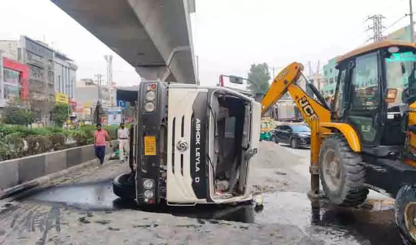 JNTU मेट्रो स्टेशन पर लदा ट्रक पलटा JNTU मेट्रो स्टेशन पर लदा ट्रक पलटा