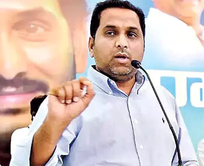 आंध्र : SIT अधिकारियों ने राज केसी रेड्डी को हिरासत में लिया आंध्र : SIT अधिकारियों ने राज केसी रेड्डी को हिरासत में लिया