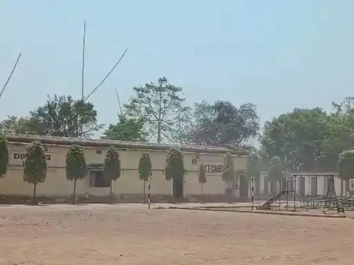राखड़ धूल से स्टूडेंट्स परेशान, मनमानी पूर्वक डंपिंग राखड़ धूल से स्टूडेंट्स परेशान, मनमानी पूर्वक डंपिंग
